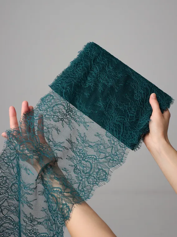 01-53 Кружево шантильи 23 см, сосна 1994