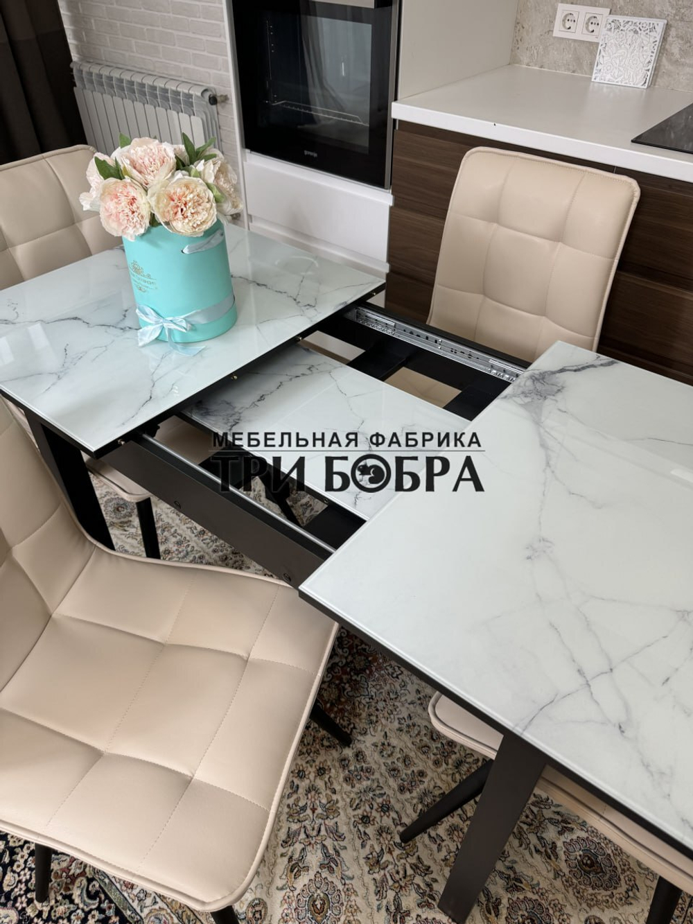 Стеклянный раздвижной стол "Итальянский мрамор" и стулья "ГУЧИ" ваниль