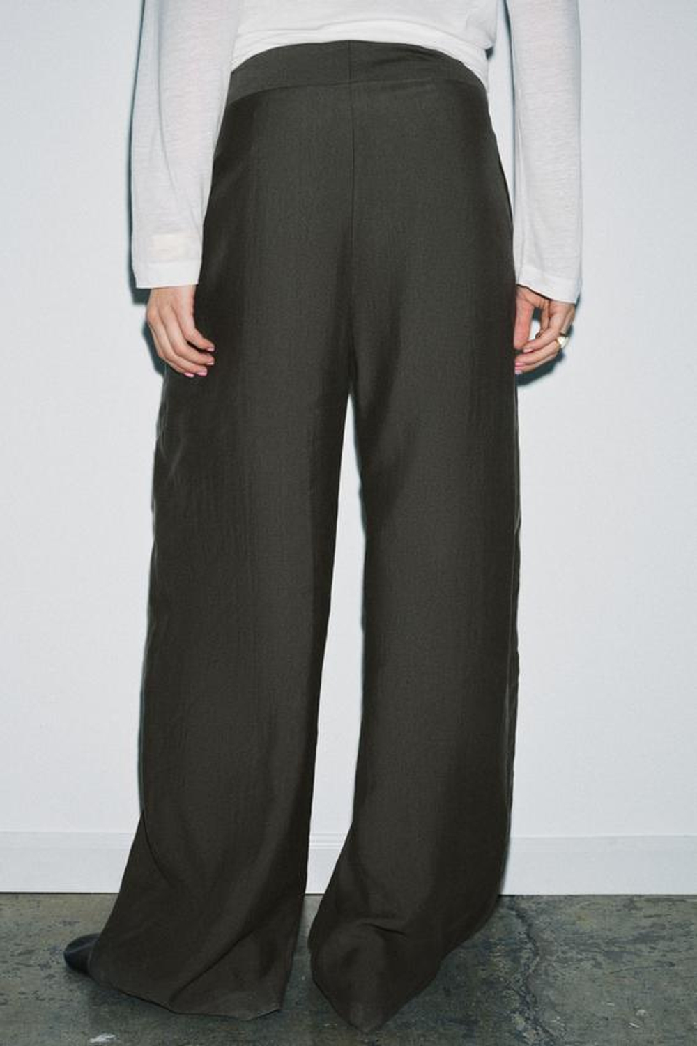 ZARA БРЮКИ WIDE-LEG С ЗАЩИПАМИ — ZW COLLECTION, ХАКИ