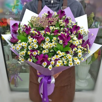 Авторский букет с ромашками и альстромерями