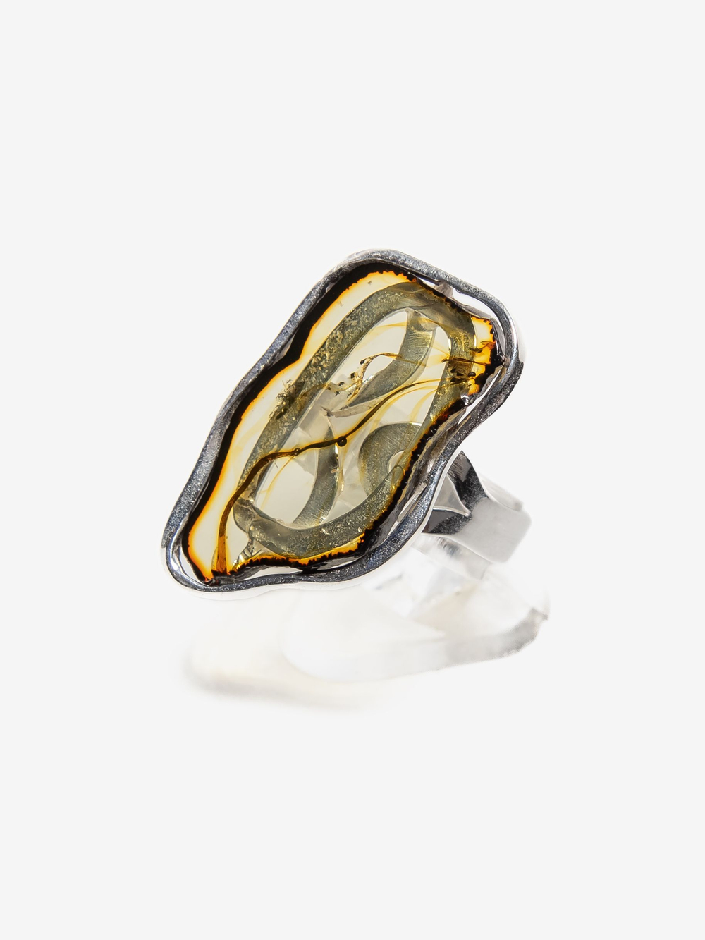 Уникальное серебряное кольцо с цельным янтарем, безразмерное