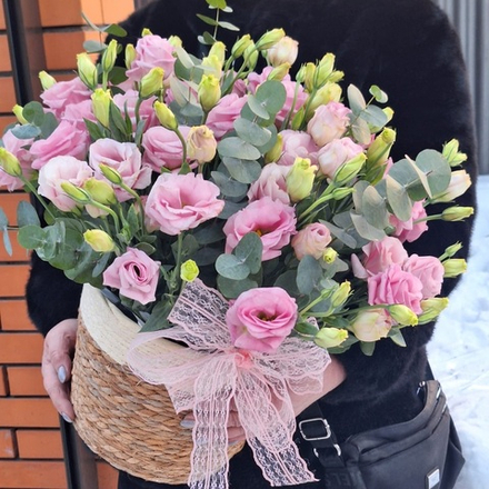 Розовые эустомы в кашпо