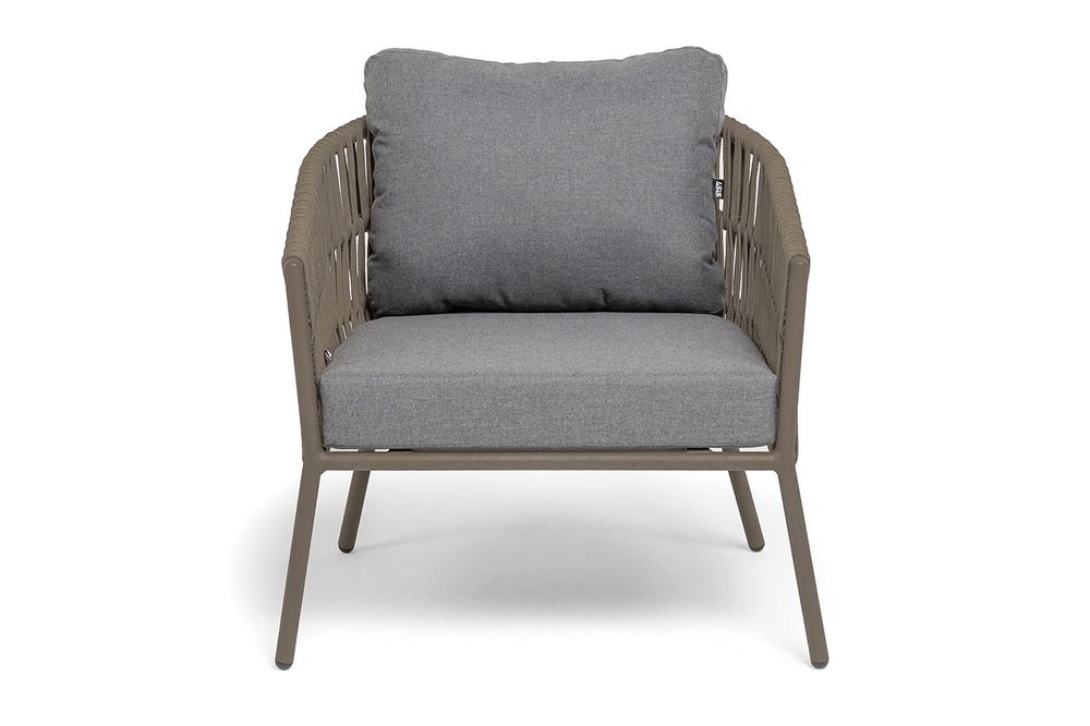 "Комо" кресло плетеное из роупа, каркас алюминий бежево-серый (RAL7006) муар, роуп серо-коричневый 23мм, ткань темно-серая 027