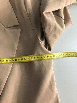 Жакет лаконичного цвета, визуально на 48 размер