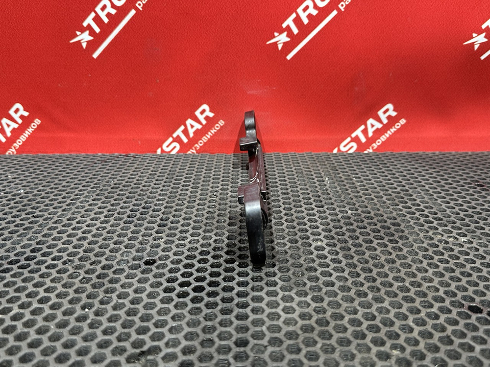 Фиксатор оси поворотной фары