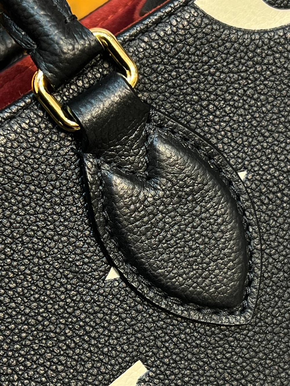 Черная сумка Louis Vuitton Onthego PM с узором монограм