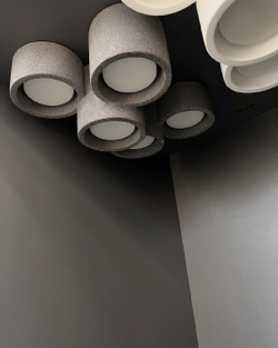 Минималистичный потолочный светильник с кластерной композицией.