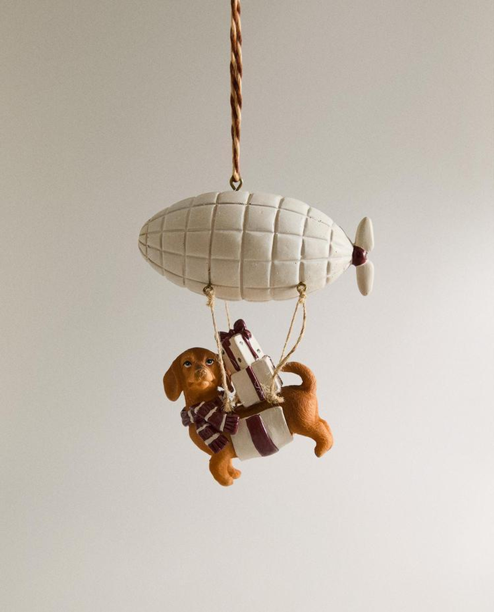 ZARA HOME ЕЛОЧНОЕ УКРАШЕНИЕ «СОБАКА НА ВОЗДУШНОМ ШАРЕ», КОРИЧНЕВЫЙ