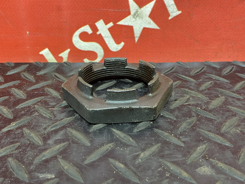 Гайка ступицы передней