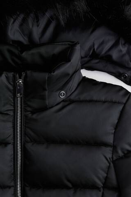 H&M Утеплённая куртка с капюшоном, черный