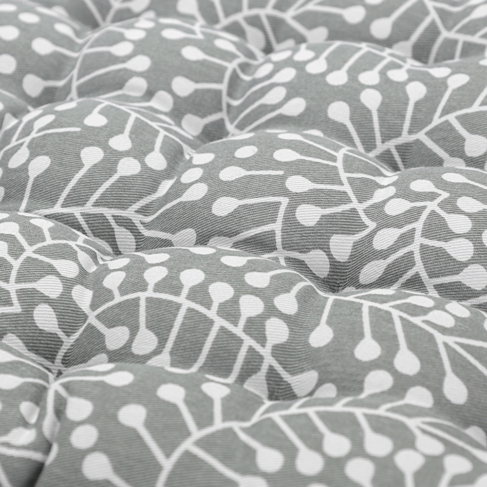 Подушка на стул из хлопка серого цвета с принтом Спелая Смородина из коллекции scandinavian touch, 35х35 см