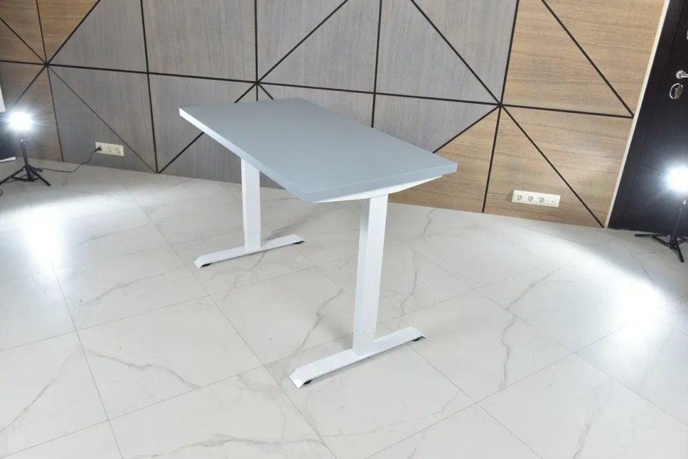 Регулируемый компьютерный стол Bazalt с регулировкой по высоте — столешница МДФ Серый