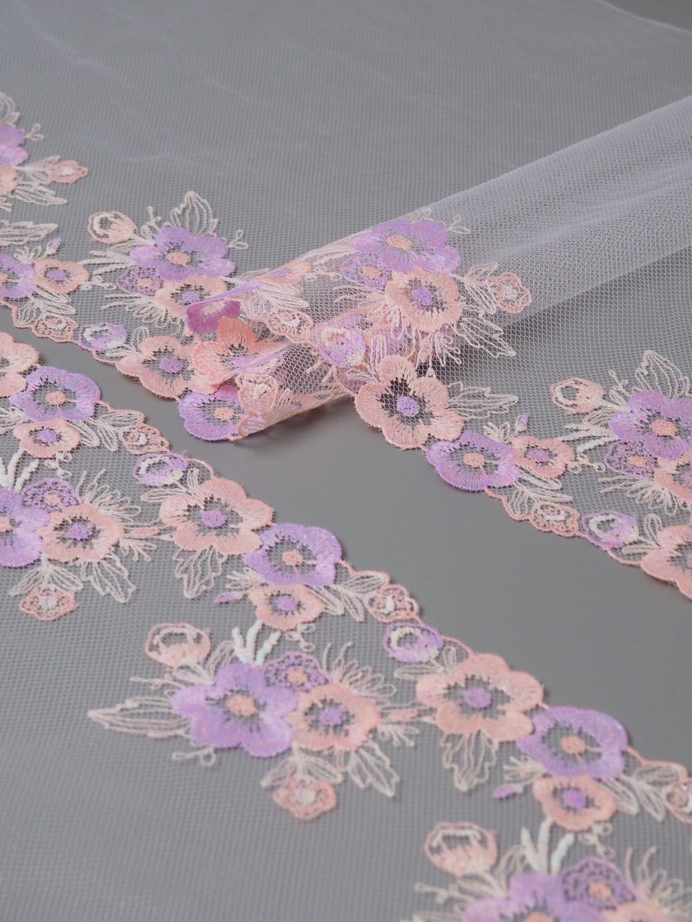 Вышивка на сетке лавандовая с глиттером ширина 24 см (2 стороны)