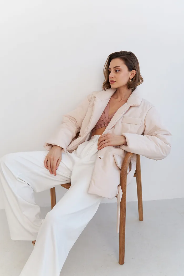 Куртка-пиджак на поясе цвета экрю