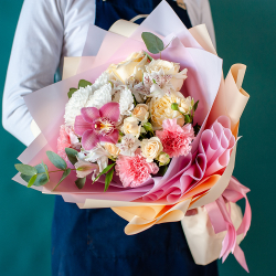 Нежный букет с пионовидной розой и орхидеей