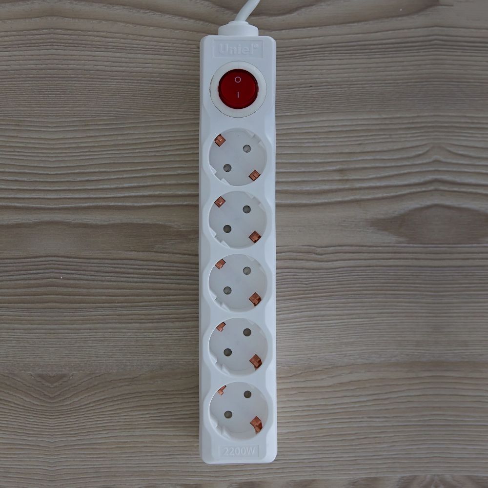 S-GSU5-3 WHITE Cетевой фильтр серии Universal. 3м Пвс 3x0.75. 5 гнезд. с-з. 10А. Защита от перенапряжения. короткого замыкания. TM Uniel.