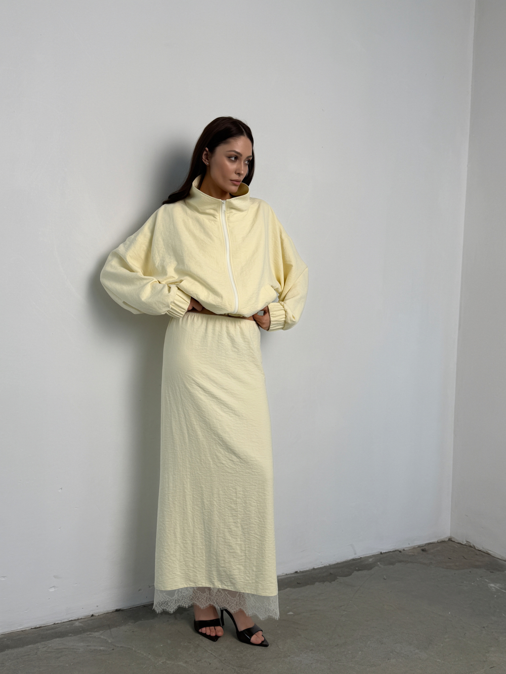 Юбка - макси с кружевом лимонная