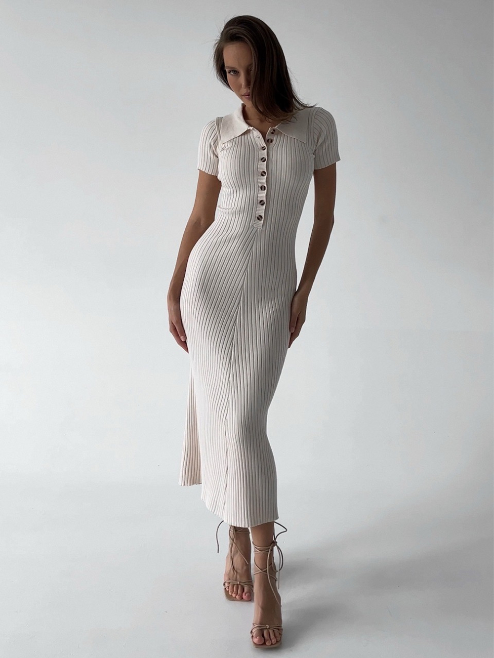 Платье вязаное, длинное, с короткими рукавами, с пуговицами, с воротником