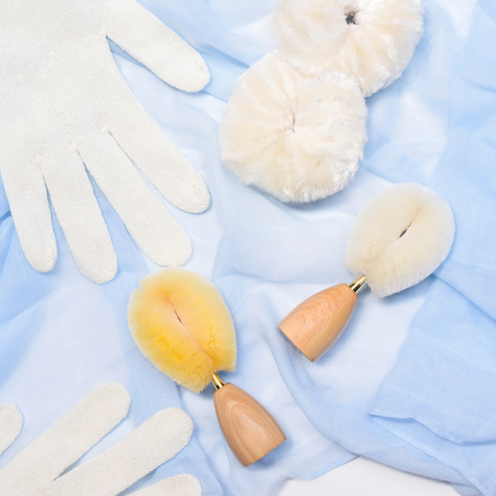 Шелковая щетка для лица Tomioka Snow Cocoon Silk Brush