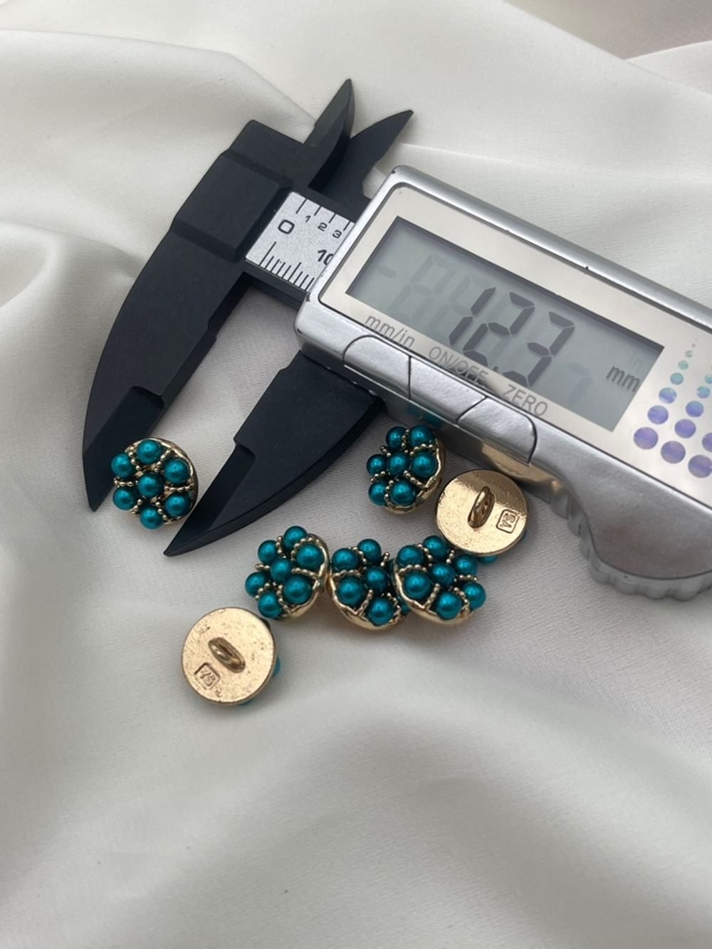 Пуговицы золотистые с бирюзовыми жемчужинами