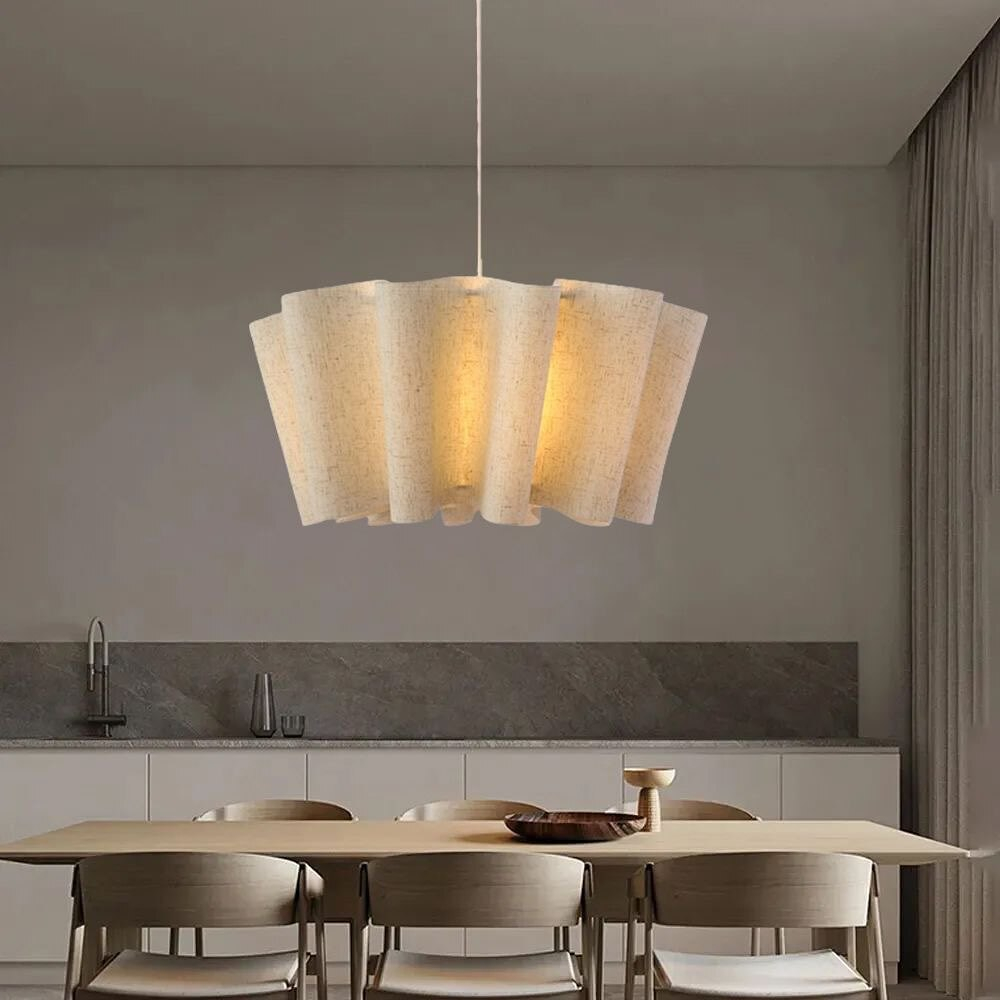 Лаконичный подвесной светильник с мягким текстильным абажуром и теплым рассеянным светом.