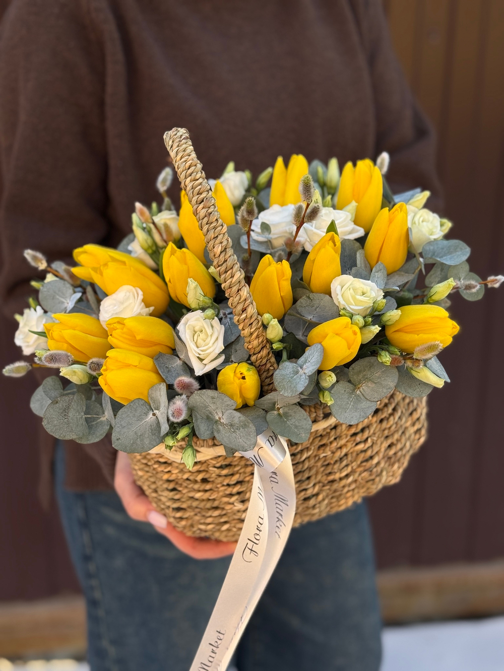 Весенняя корейская корзина из желтых тюльпанов, нежного лизиантуса и эвкалипта от Флора Маркет