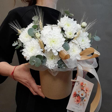 Хризантемы в коробке с открыткой в подарок