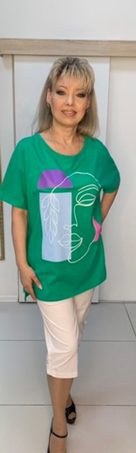 Светлая футболка-туника с оригинальным изображением