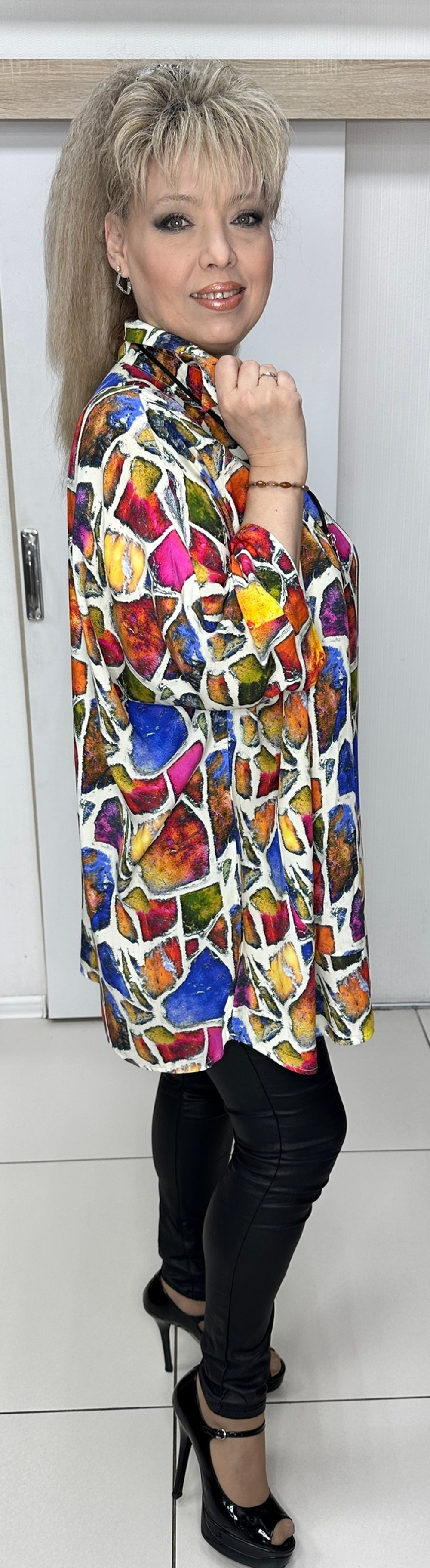 Туника-блузон с ярким изображением + подвеска