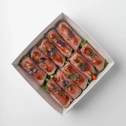 Рулетики из ростбифа со свежими овощами