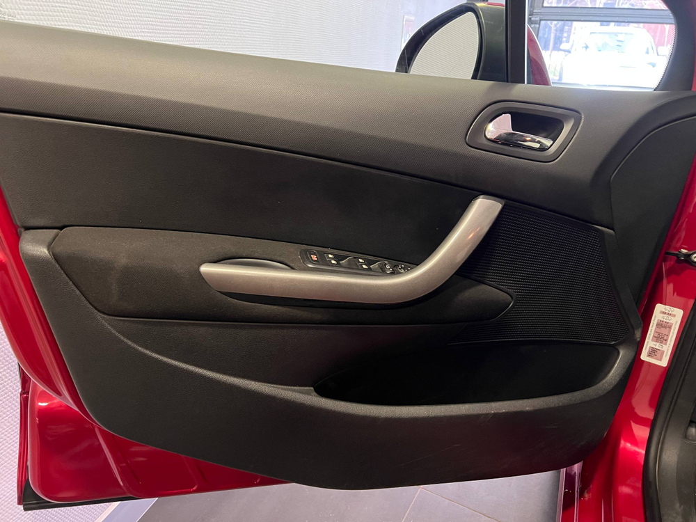 Peugeot 308, 2011 год