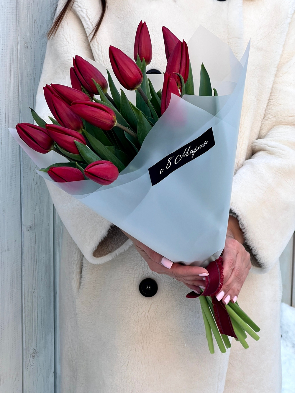 Эффектные красные тюльпаны в стильном букете от Флора Маркет