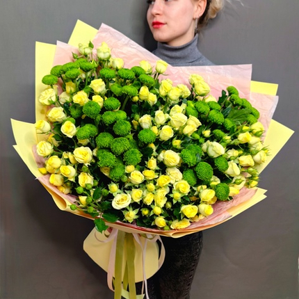 Букет из кустовых роз "Wedding Invite" и кустовых хризантем