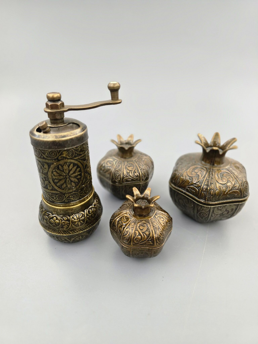 Набор лукумниц с крышкой (турецкая сахарница, конфетница) и мельница для специй (бронзовый) "Бахарат Валиде Султан" от бренда ACAR - это уникальный подарок. Турция