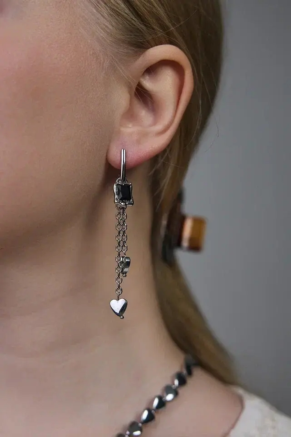 Серьги "Амора" с гематитом и черным цирконом, оттенок серебро