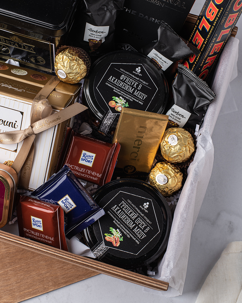 Подарочный набор сладостей в деревянном ящике