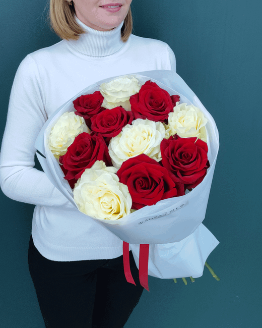 Красные и белые розы,11шт(00431)