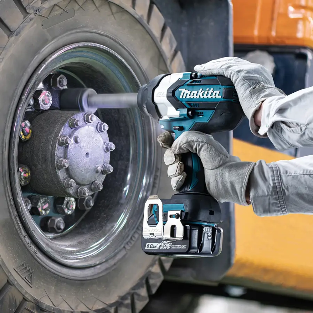 Аккумуляторный ударный гайковёрт LXT Makita DTW1005Z