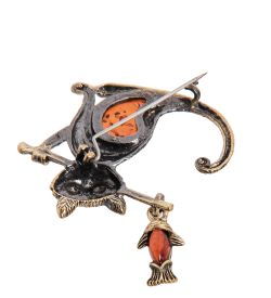 AM-2336 Брошь «Кот рыбак» (латунь, янтарь)