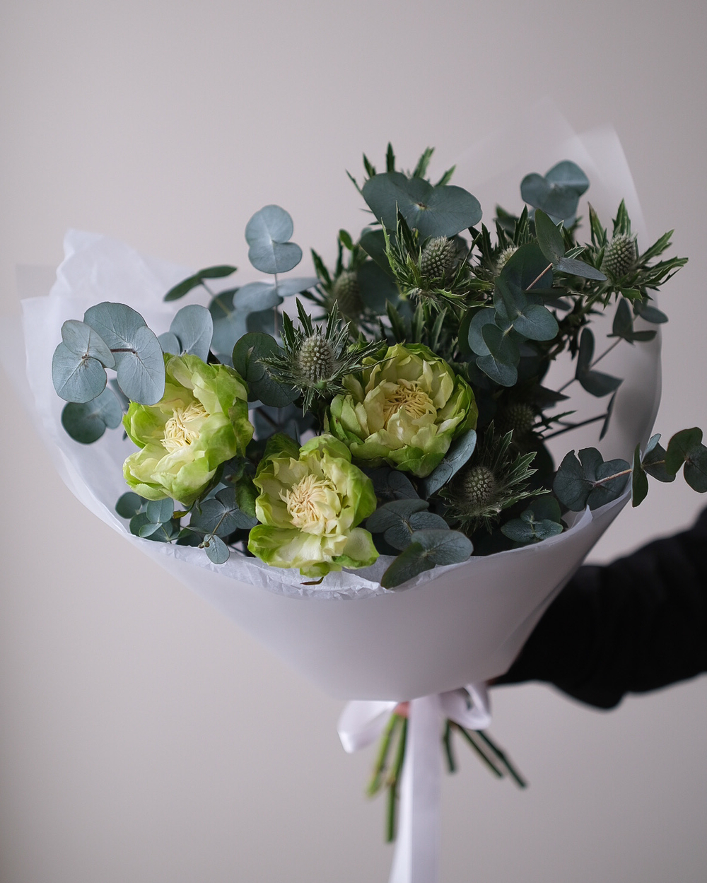 Букет с эрингиумом и пионовидными розами Вегги