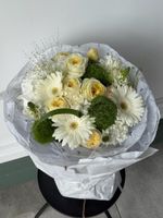 Букет из гортензии, гербер, кустовых пионовидных роз, паникума и диантусов