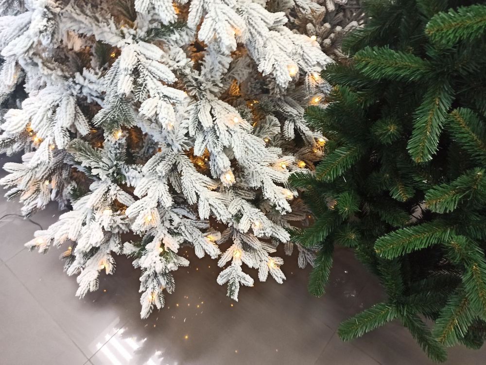 Заснеженная елка с гирляндой «Аляска» (Литая+пвх) 240 см / 2,4 м