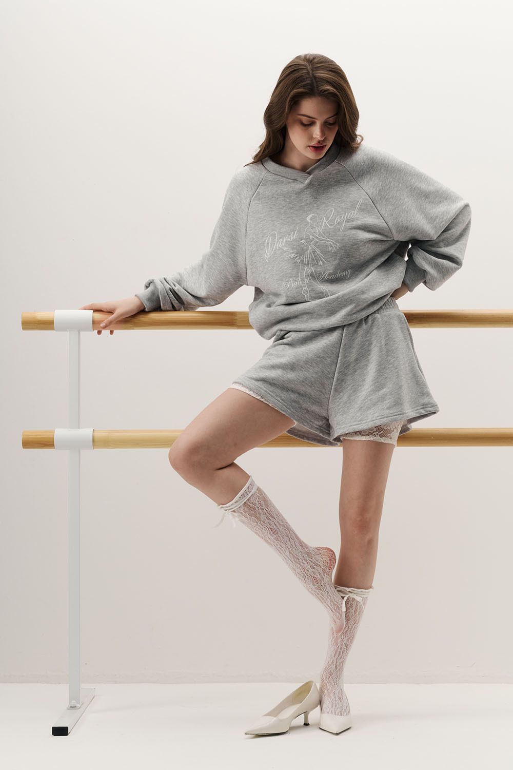 Шорты из футера укороченные сбоку цвета серый меланж