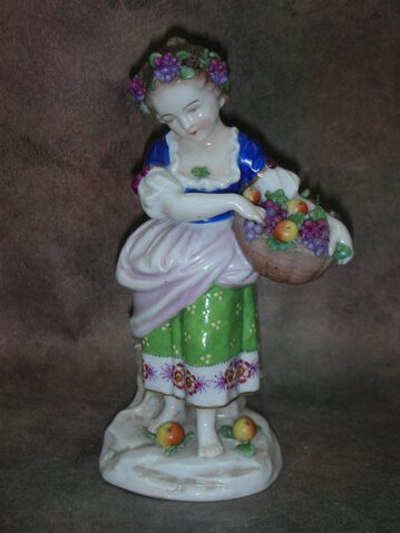 Статуэтка. Фарфор. Девочка с корзиной фруктов (Аллегория лета). Samson. Франция