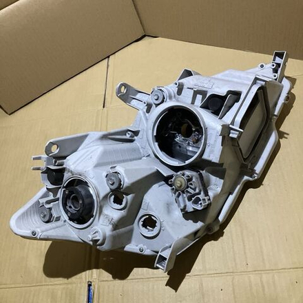 фара левая Toyota Premio ZRT260 265  20-457