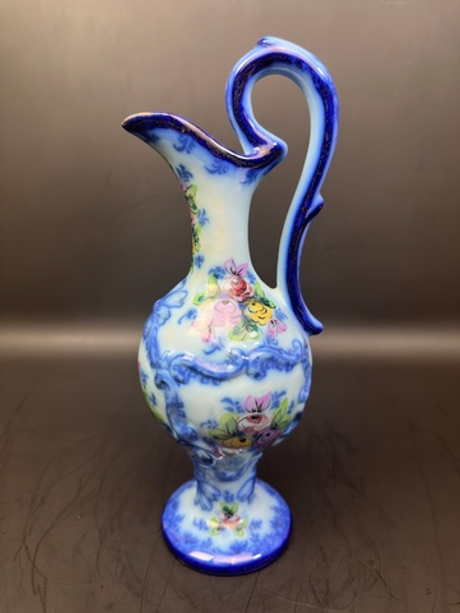 Кувшин с цветочным декором