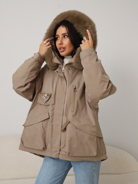 Бежевая укороченная парка с меховым воротником и капюшоном