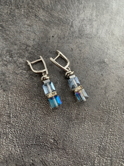 Серьги из серо-голубых кубиков Swarovski с гематитом и кристаллами, оттенок серебро