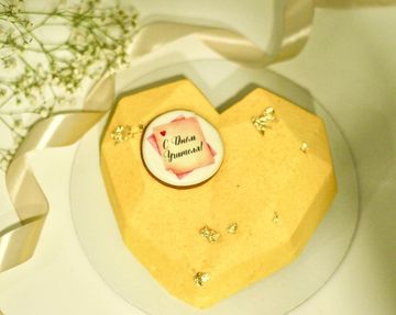 Муссовый торт на День учителя в форме граненого сердца