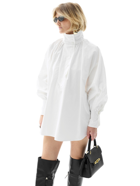 Объемная белая рубашка с воротом-стойкой